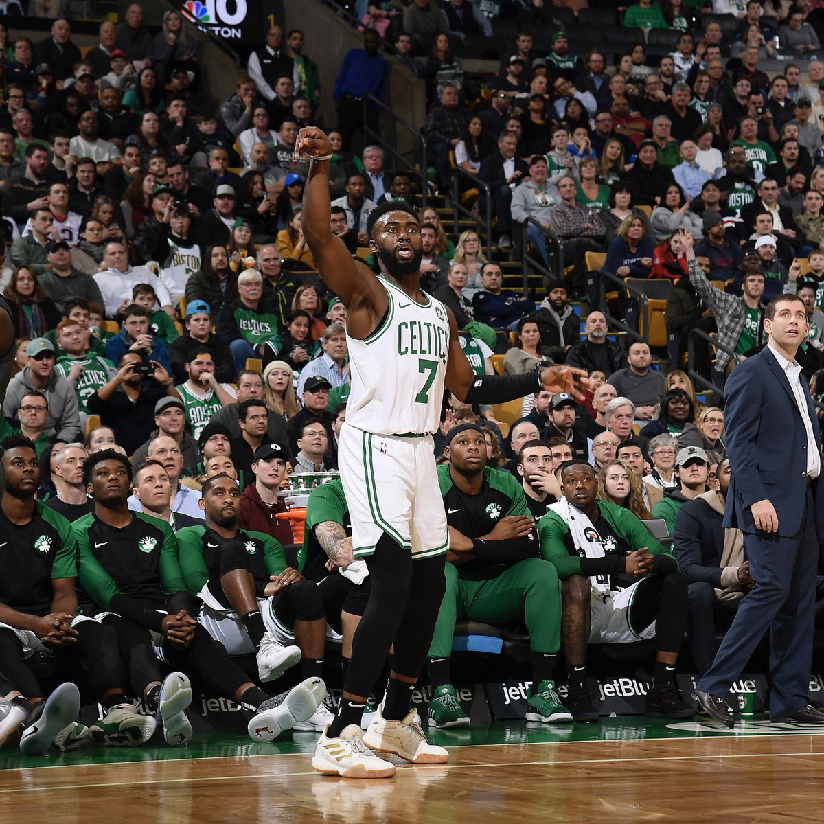 关于凯尔特人碾压篮网B队，福克斯完成帽子戏法的信息